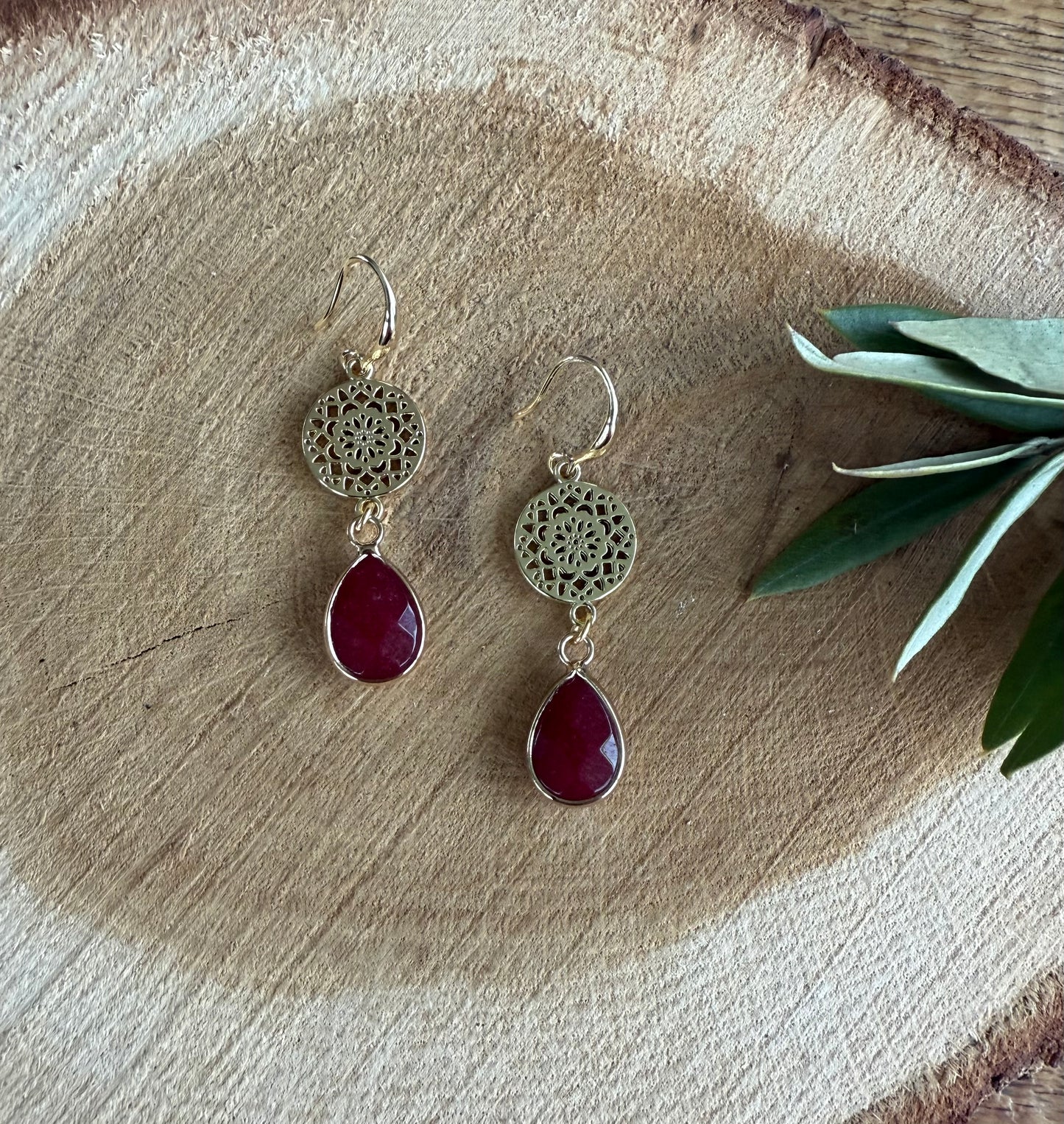 Kleine bordeauxrode natuursteen druppel aan ronde connector