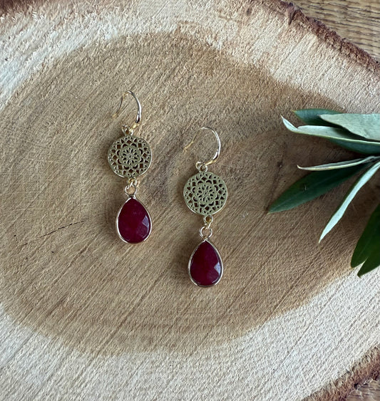 Kleine bordeauxrode natuursteen druppel aan ronde connector