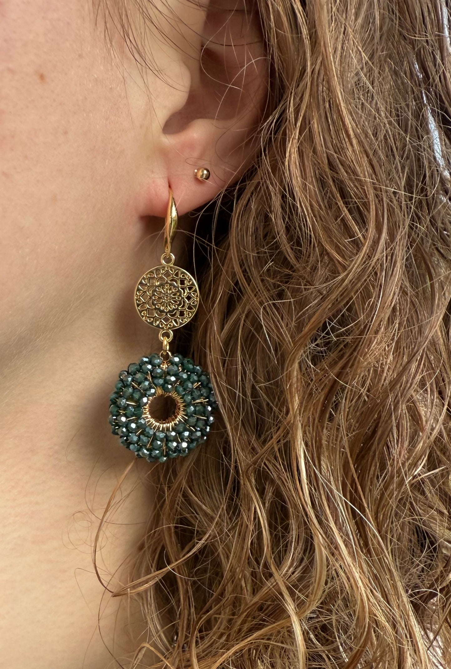 Donkergroene kraaltjes aan dichte connector