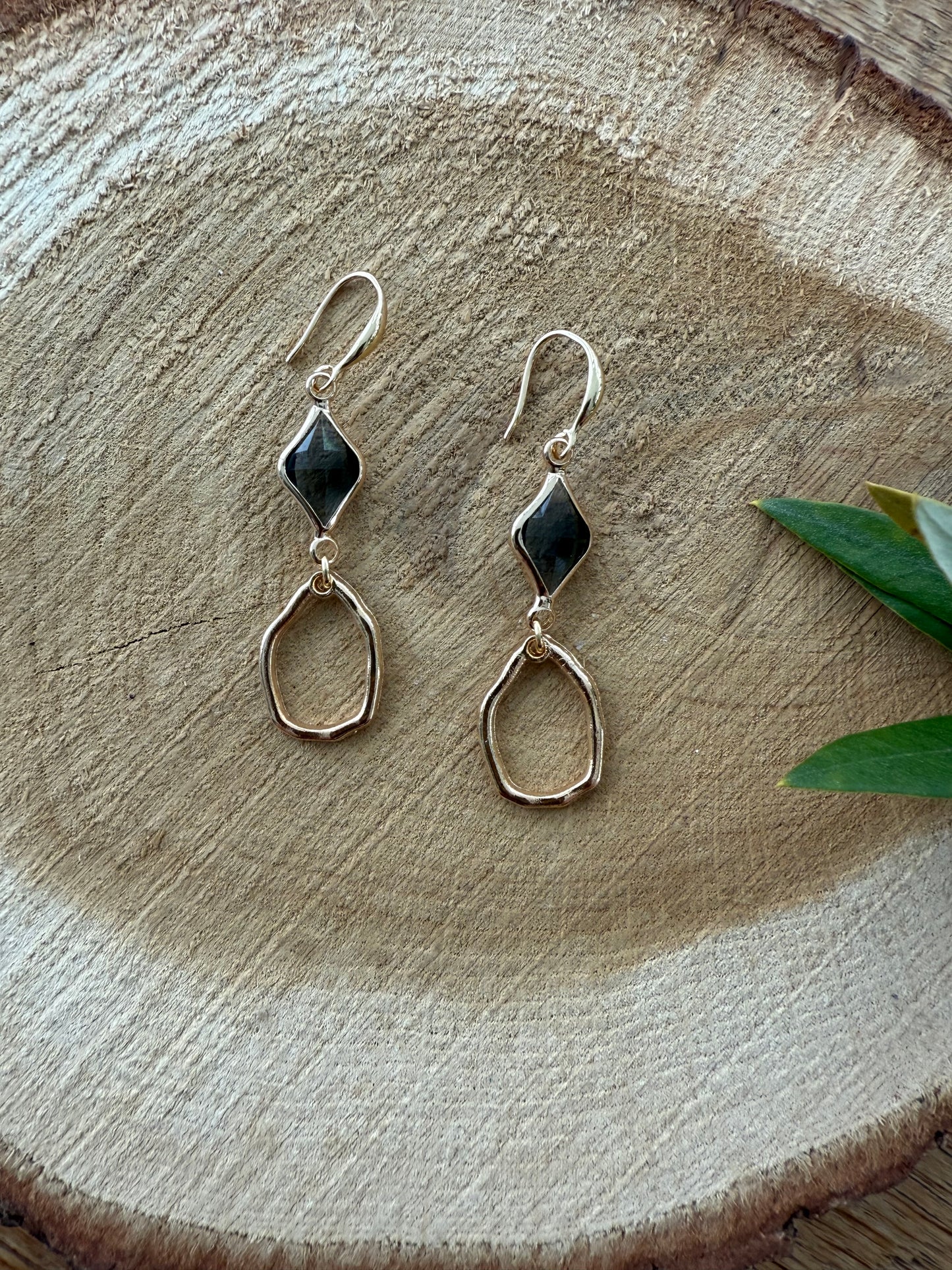 Doorzichtig grijs facetsteentje met kleine hanger