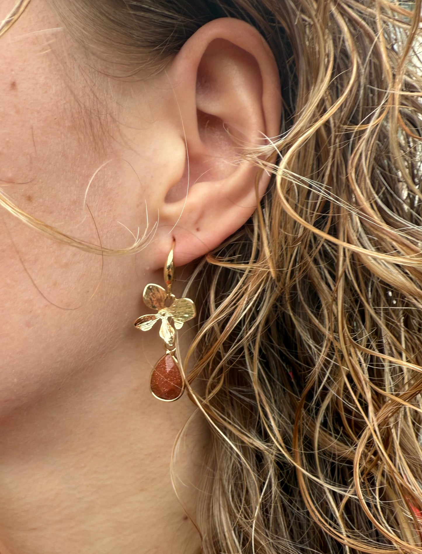 Bloem met kleine bruine glitter natuursteen druppel