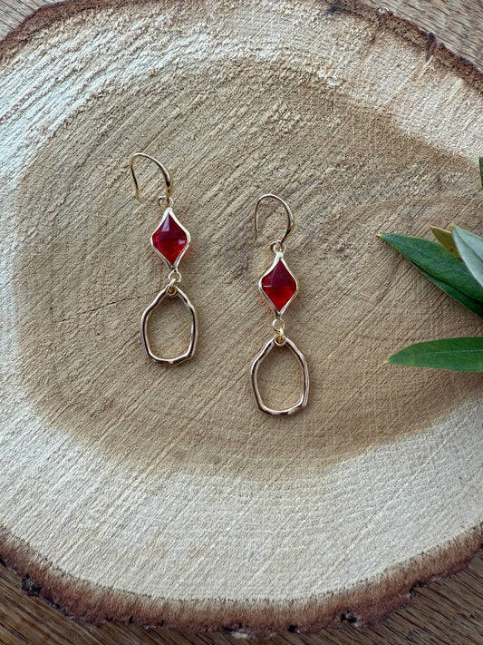 Doorzichtig rood facetsteentje met kleine hanger