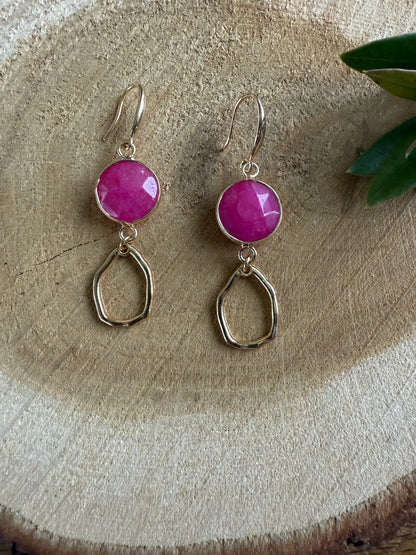 Roze natuursteen met kleine hanger