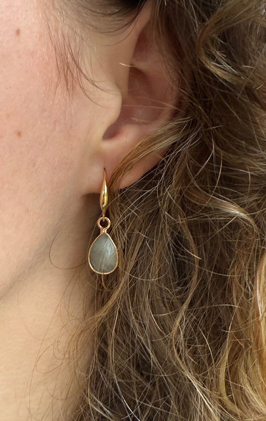 Kleine lichtgrijs natuursteen druppel