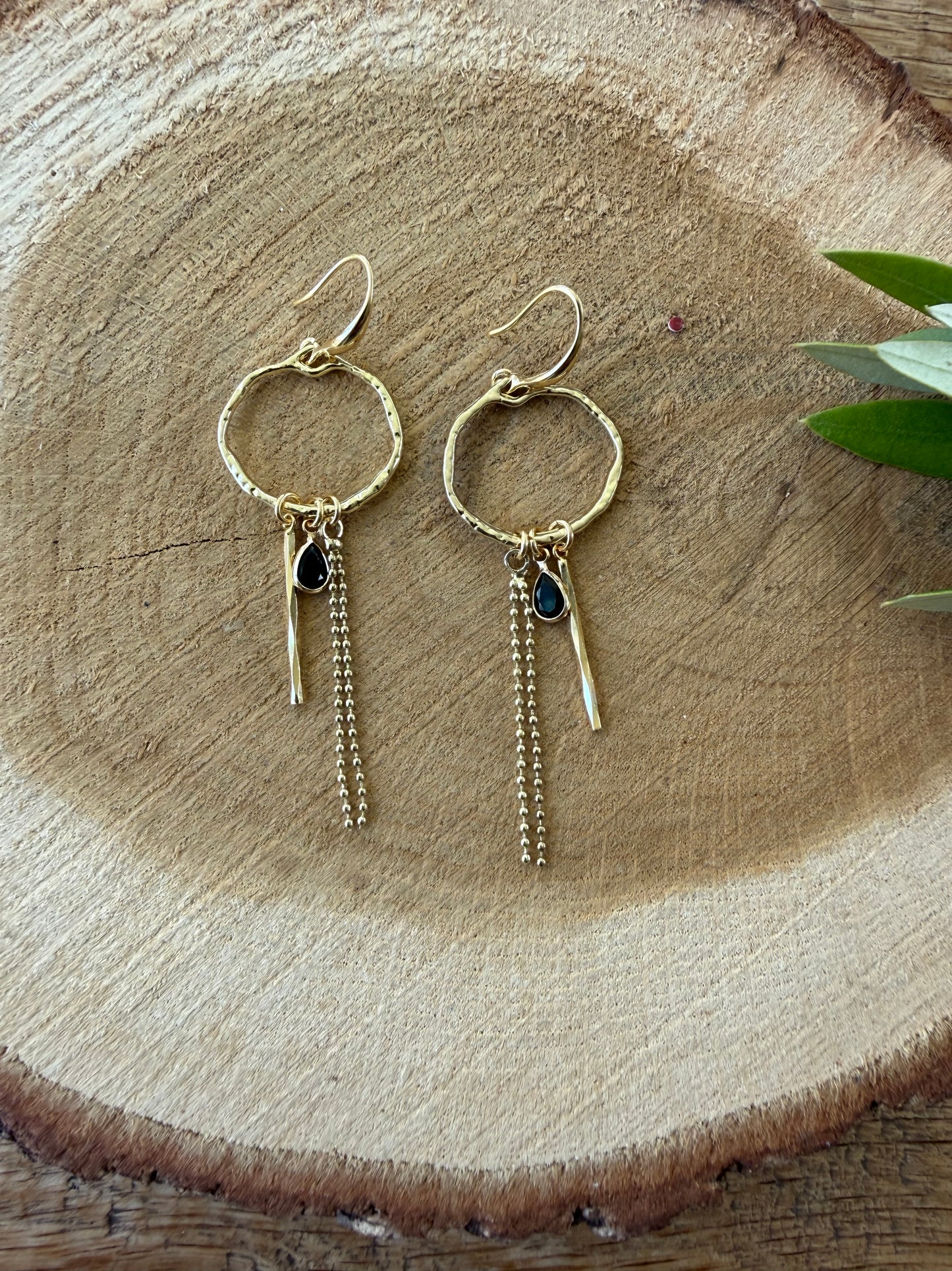 Gehamerd ringetje met 3 hangertjes