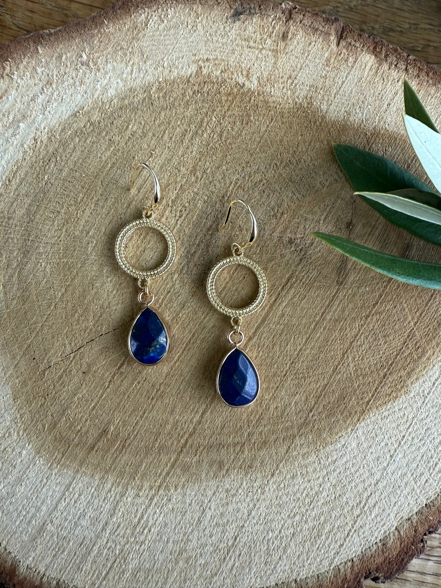 Kleine blauwe natuursteen aan ronde connector