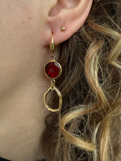 Rode doorzichtige steen met kleine hanger