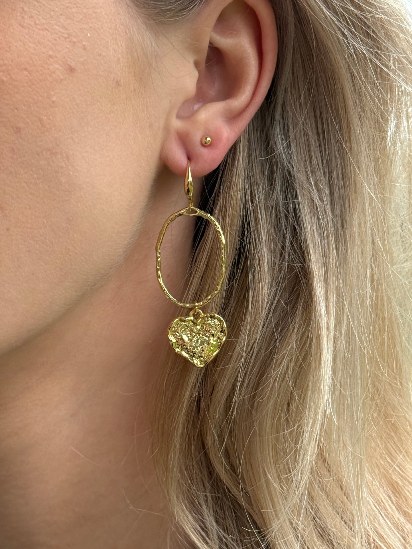 Gehamerd hartje aan gehamerd ovale hanger