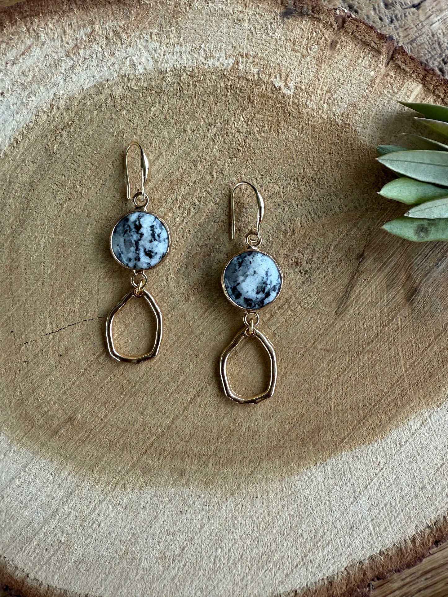 Zwart/wit natuursteen met kleine hanger