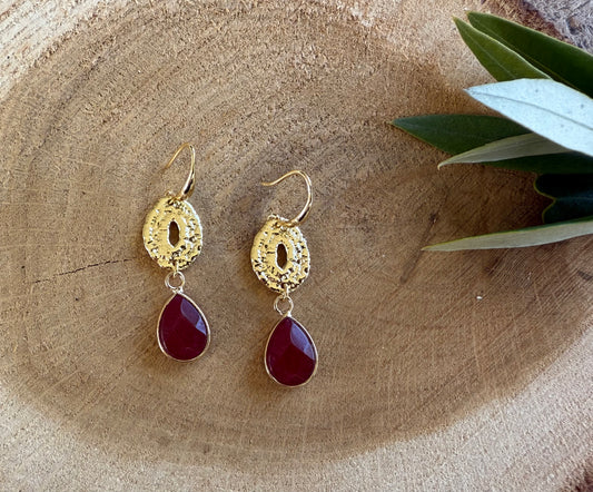 Kleine bordeauxrode natuursteen druppel aan een dichte connector