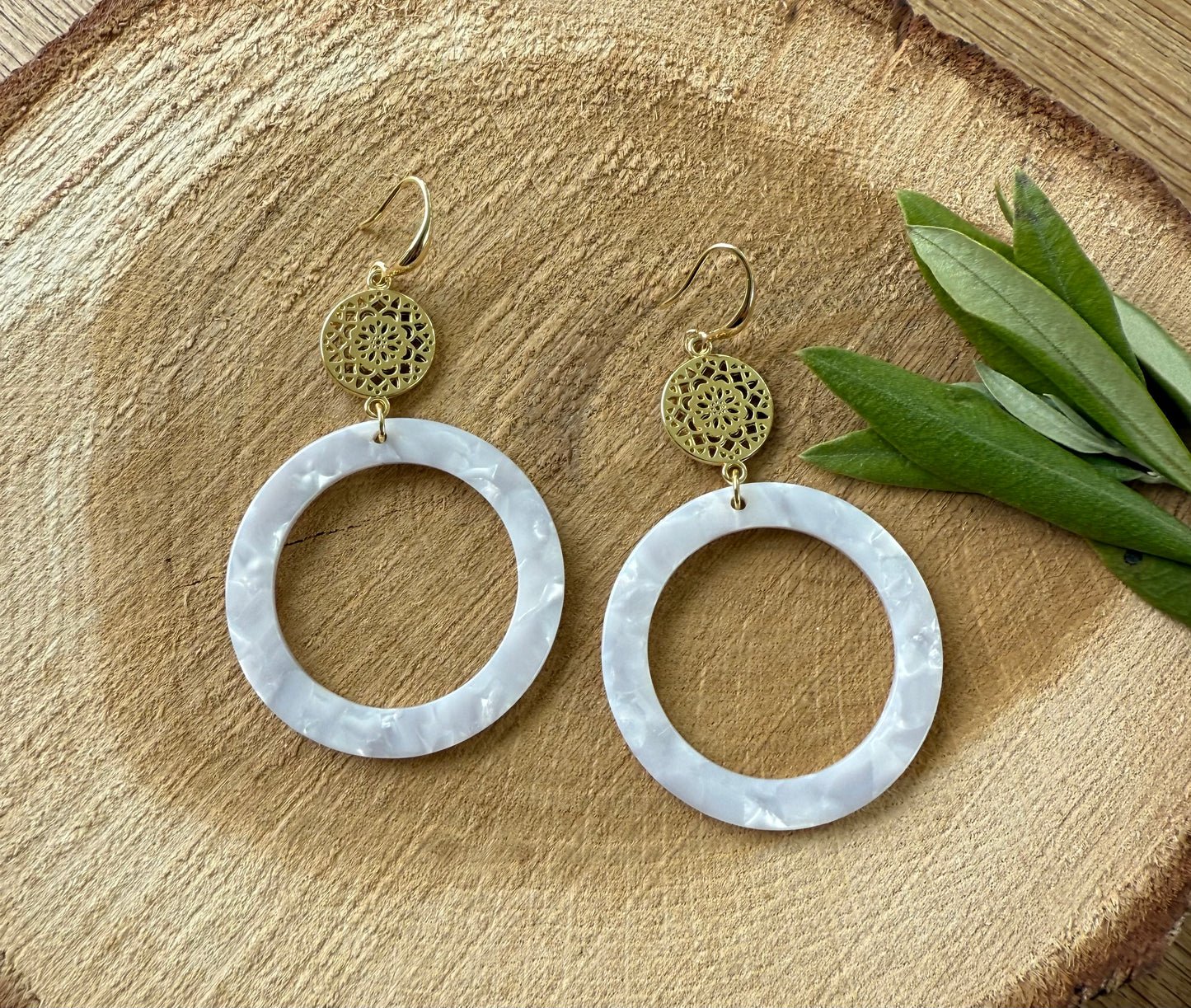 Witte resing hanger aan dichte connector