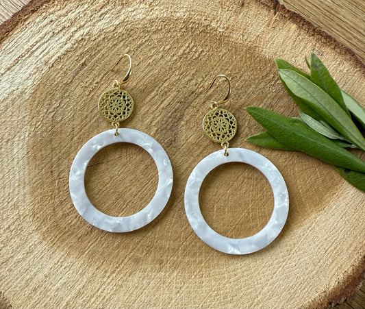 Witte resing hanger aan dichte connector