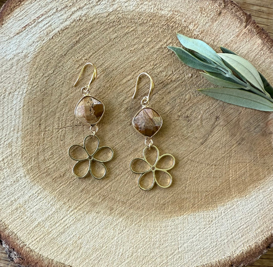 Bruine natuursteen met (open) bloem