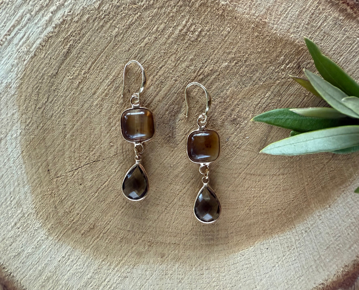 Bruine tijgeroog met kleine doorzichtige druppel