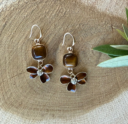 Bruine vierkante tijgeroog met bruine bloem