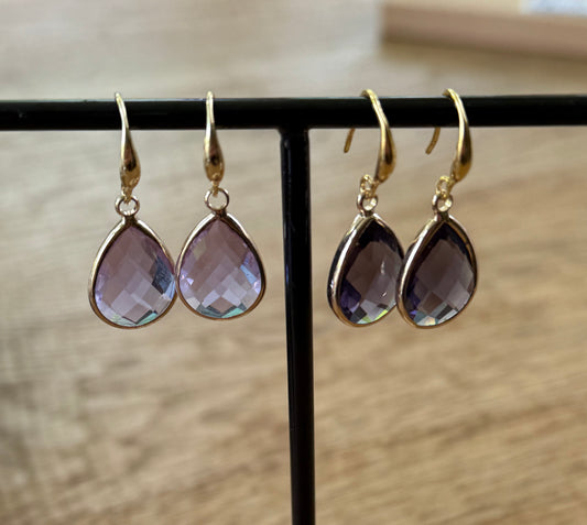 Doorzichtige lichtpaarse facetsteendruppel