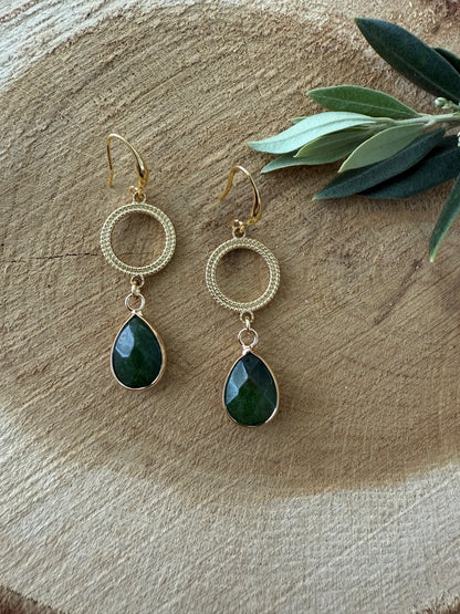 Groene natuursteen aan open connector