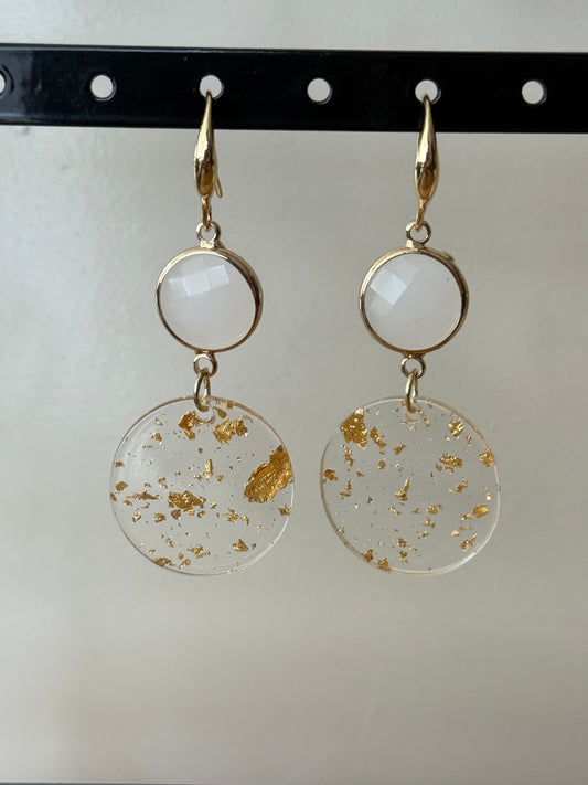 Witte steen met doorzichtige hanger met bladgoud