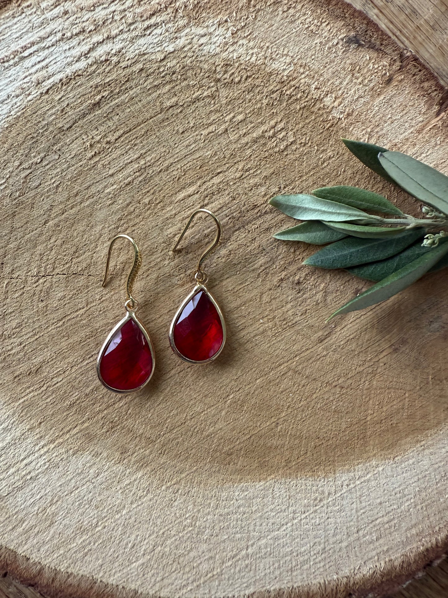 Grote doorzichtige rode druppel