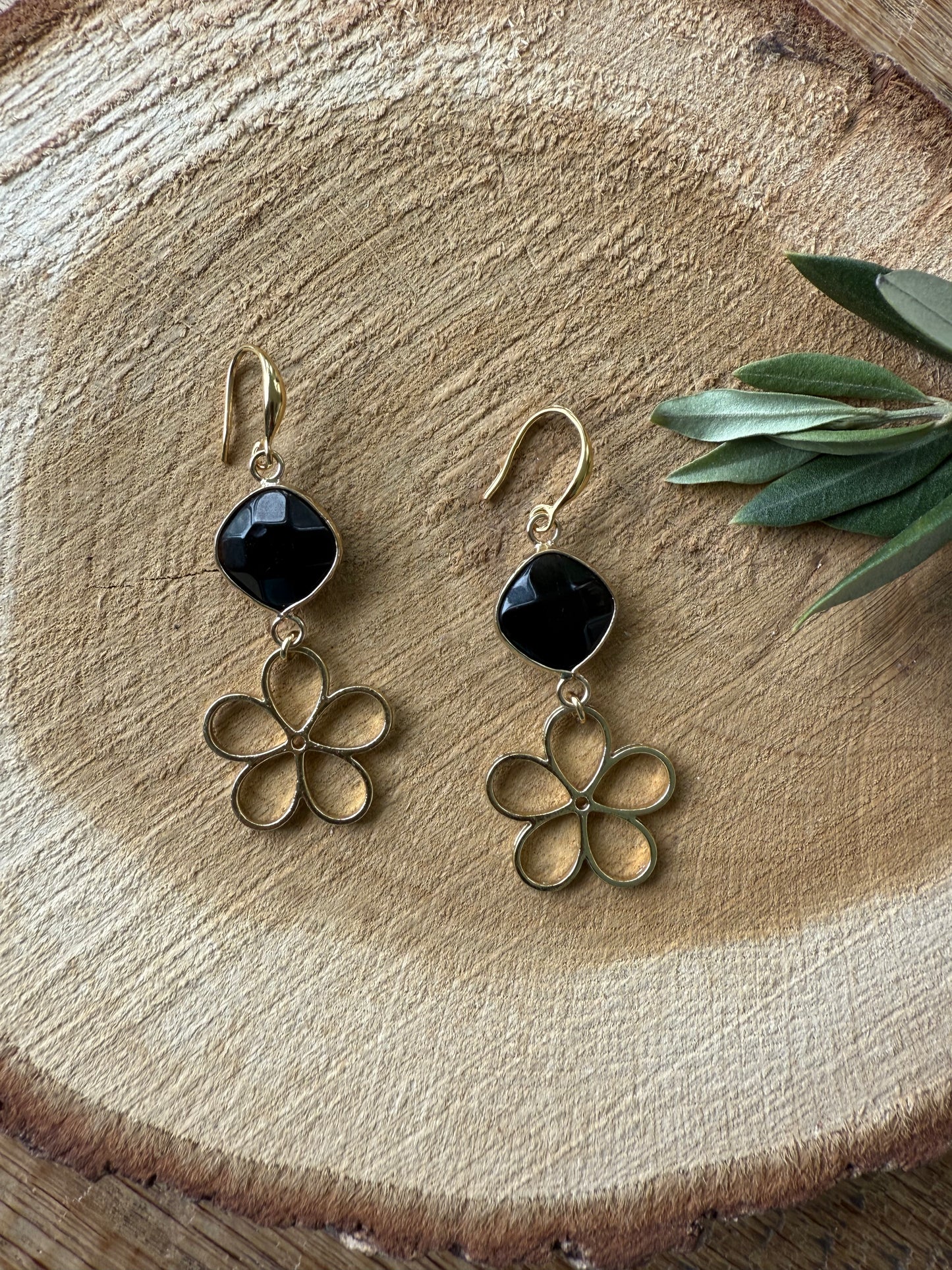 Zwarte natuursteen met (open) bloem