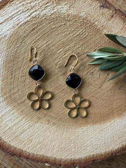 Zwarte natuursteen met (open) bloem