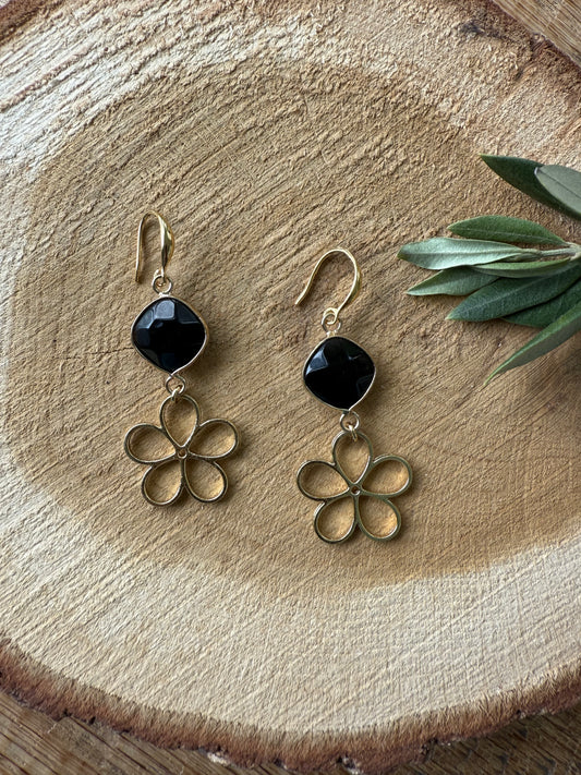 Zwarte natuursteen met (open) bloem