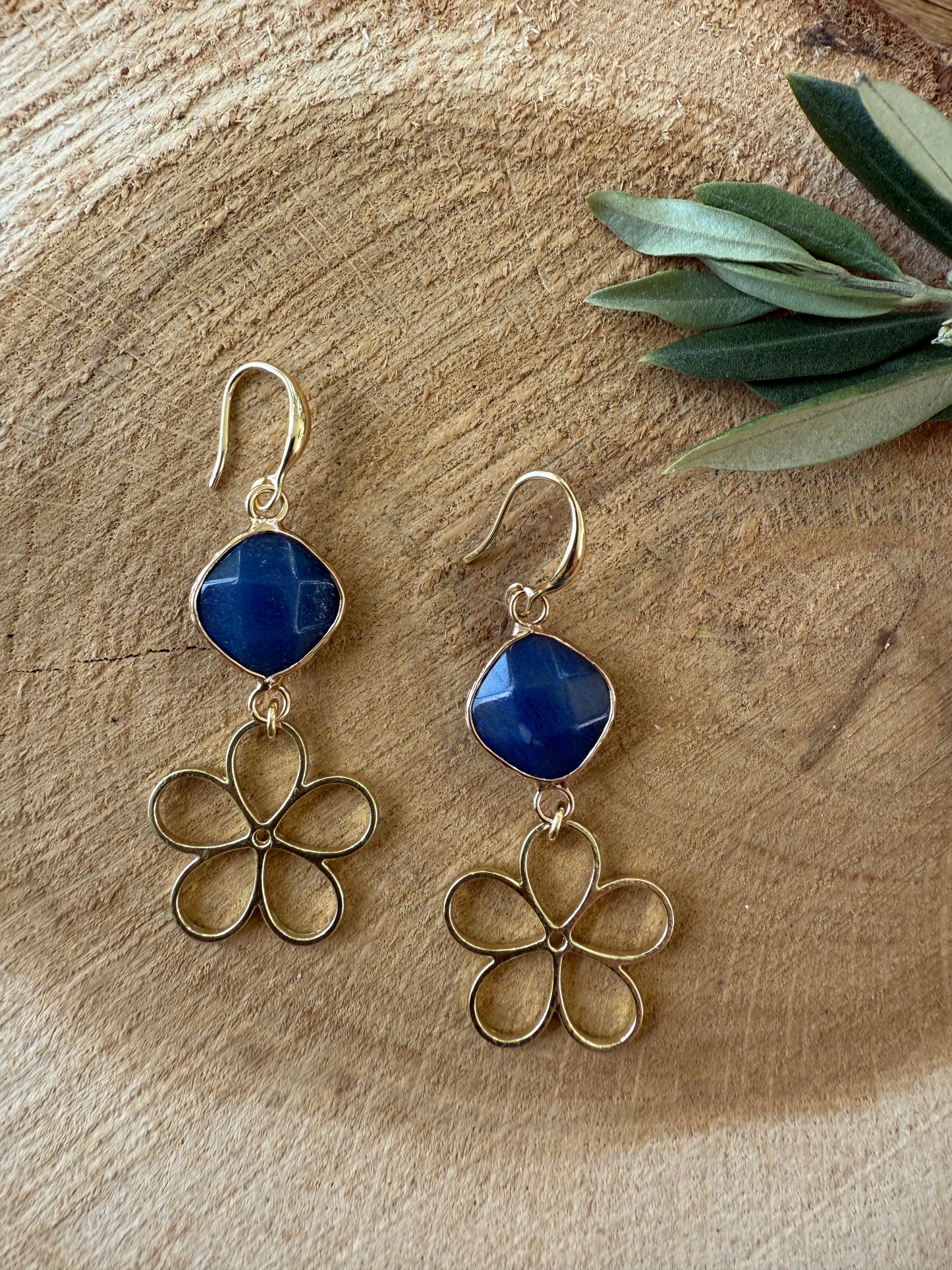 Blauwe natuursteen met (open) bloem