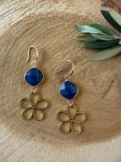 Blauwe natuursteen met (open) bloem