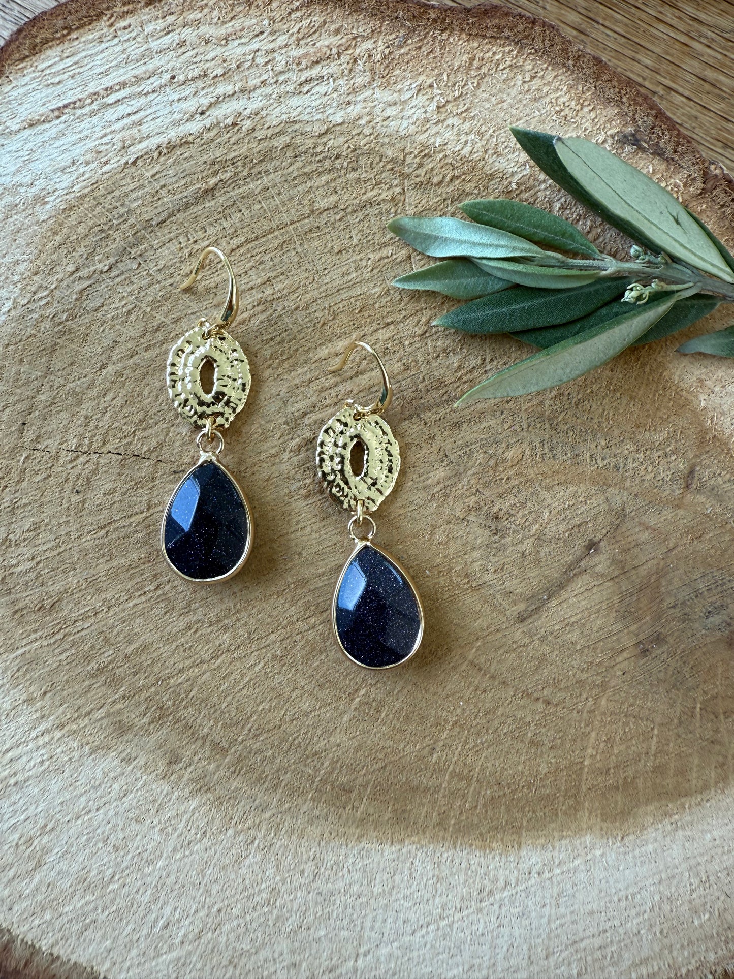 Donker blauwe natuursteen met glittertjes aan ovale connector