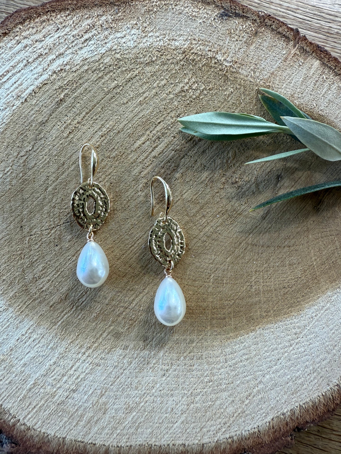 Witte parel aan connector