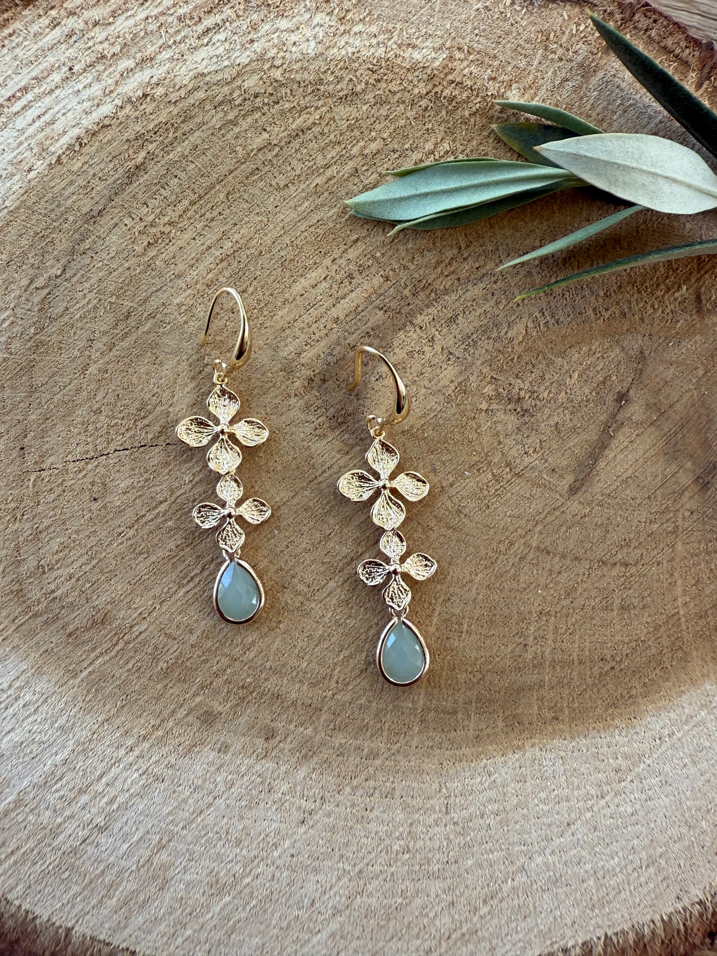 Bloemetjes met licht groene steen