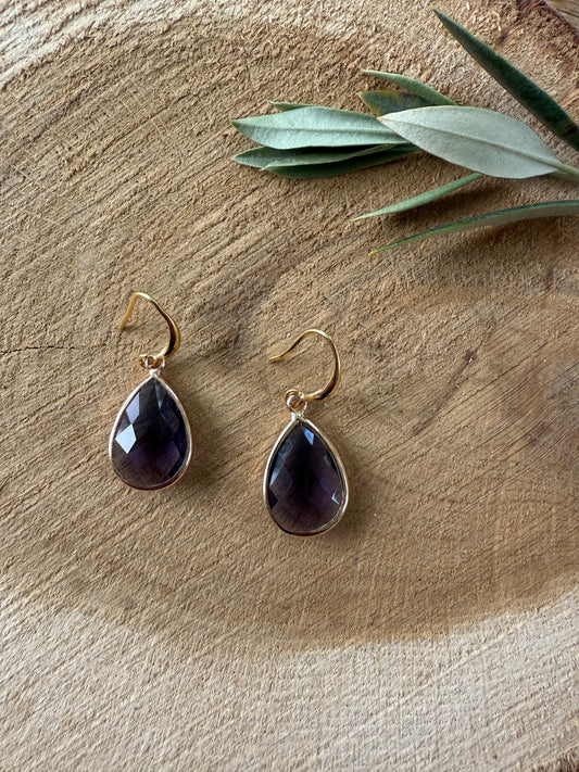 Doorzichtige paarse facetsteen