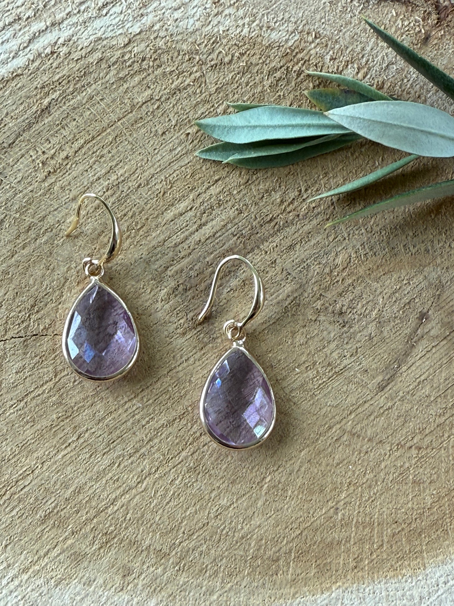 Doorzichtige lichtpaarse facetsteendruppel