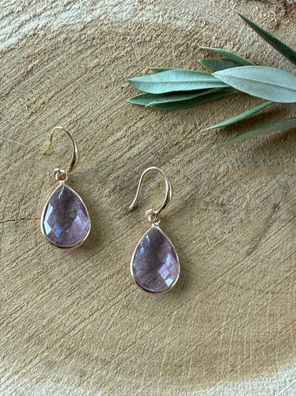 Doorzichtige lichtpaarse facetsteendruppel