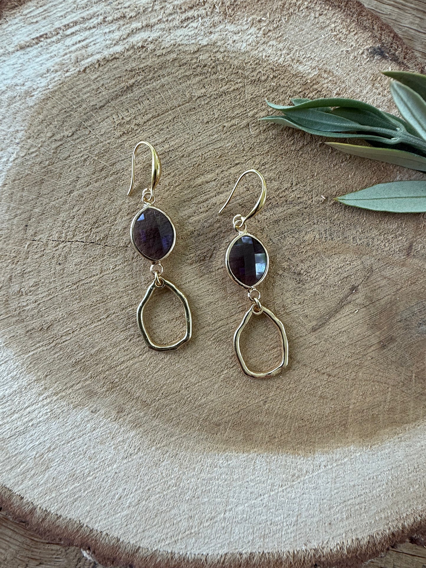 Doorzichtig paarse facetsteen met kleine hanger