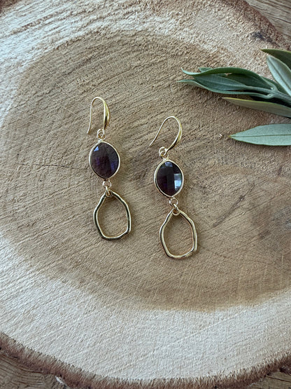 Doorzichtig paarse facetsteen met kleine hanger