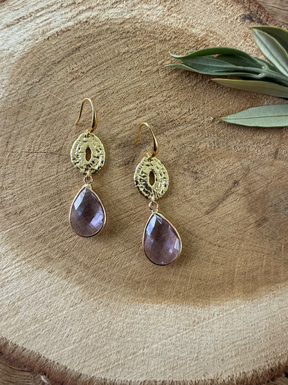 Doorzichtige lichtpaarse facetsteen aan ovale hanger