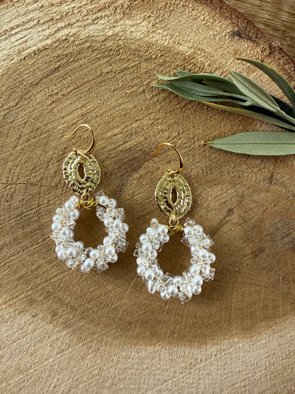 Witte kralen hanger aan ovale connector