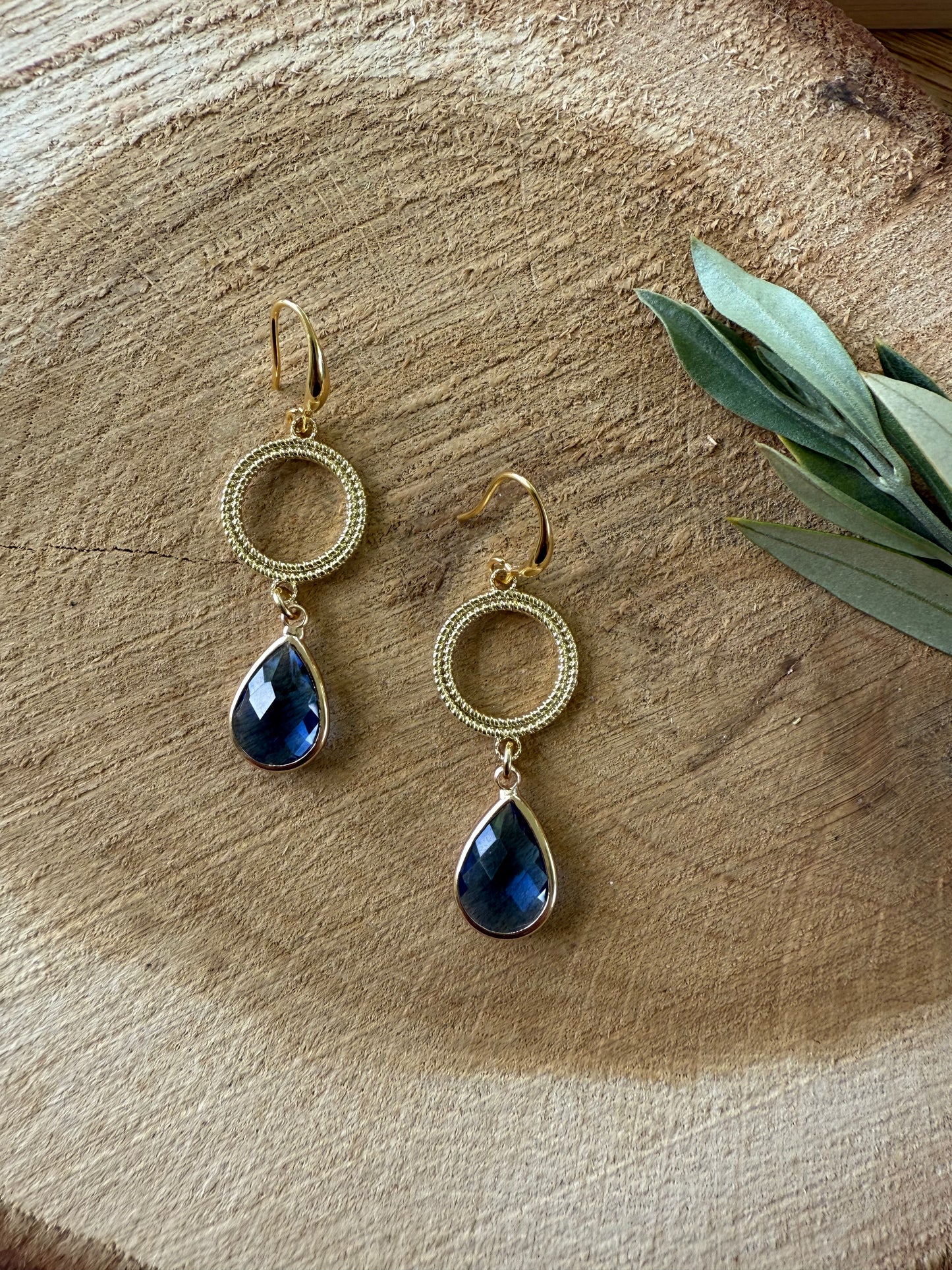 Doorzichtige blauwe druppel aan open connector