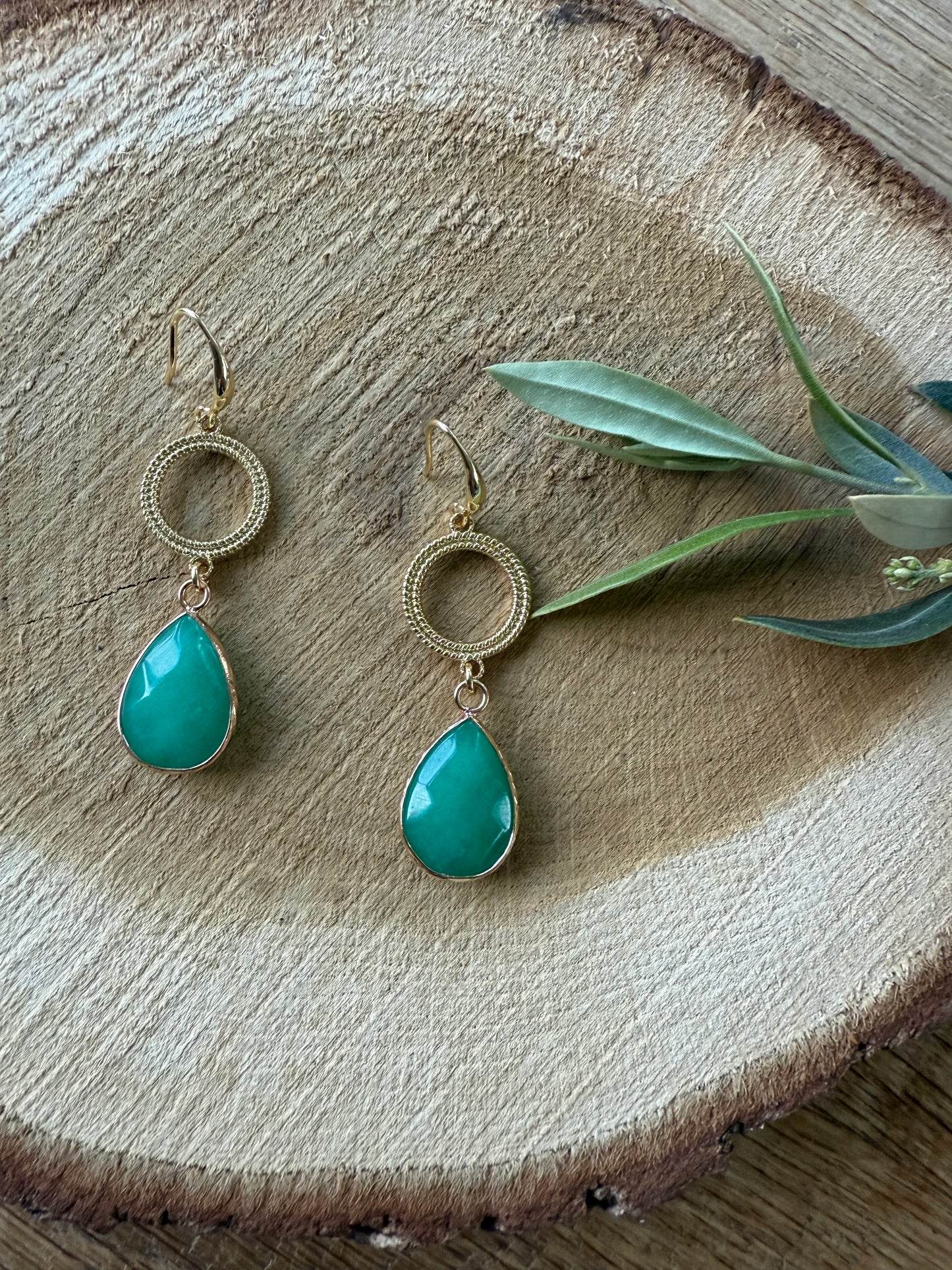 Fris groene natuursteen aan open connector