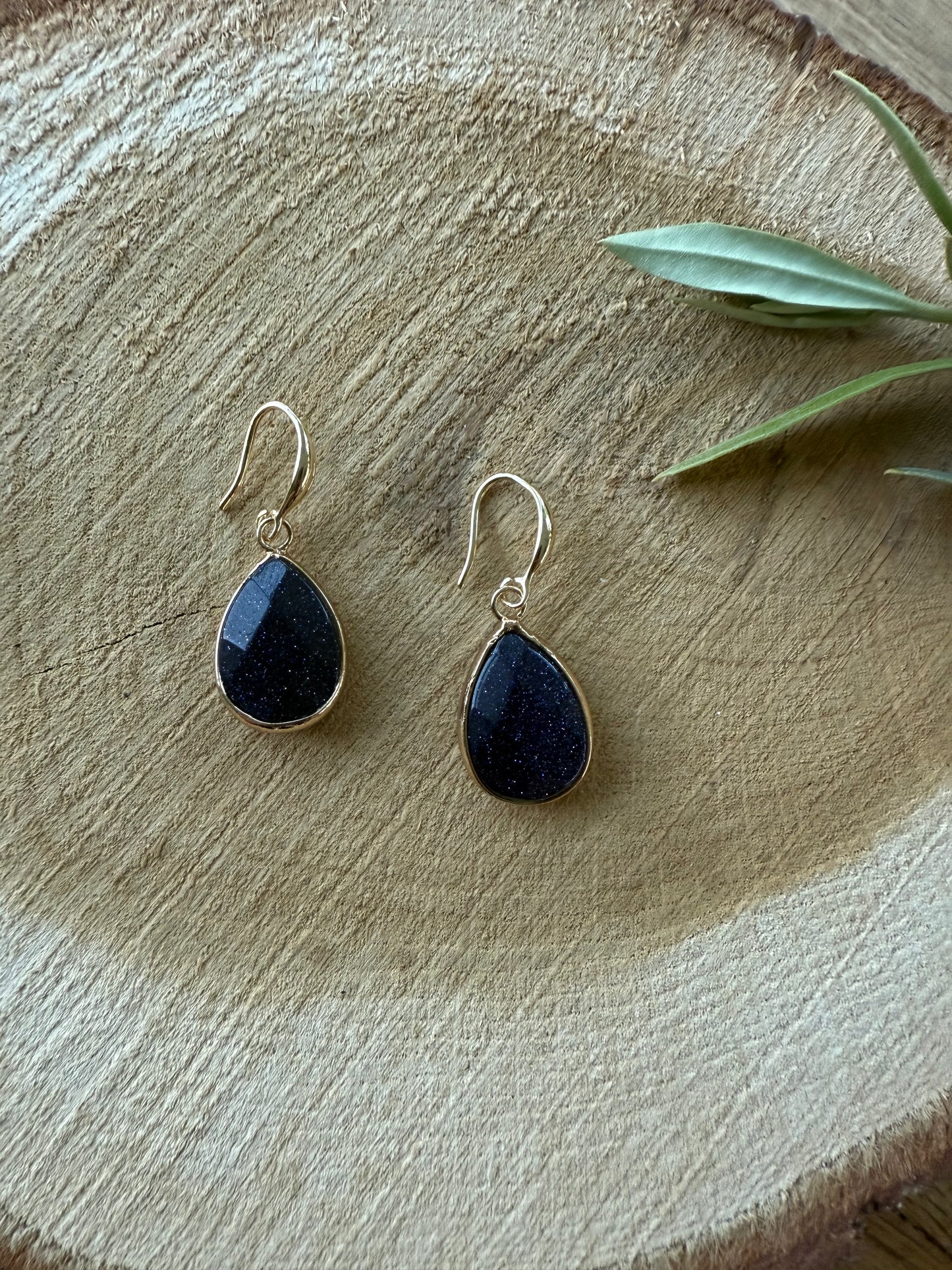 Blauwe natuursteen druppel met glitters