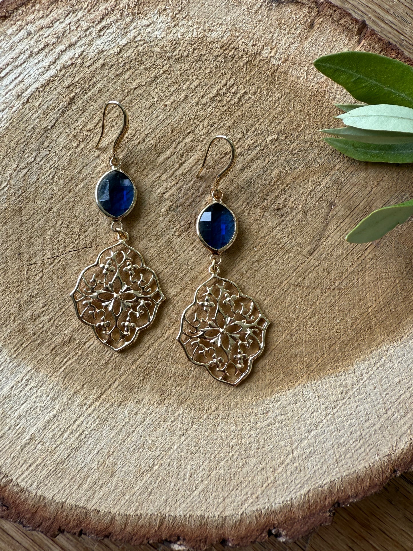 Doorzichtige blauwe steen met hanger