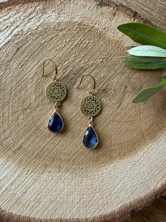 Kleine blauwe doorzichtige druppel aan dichte connector