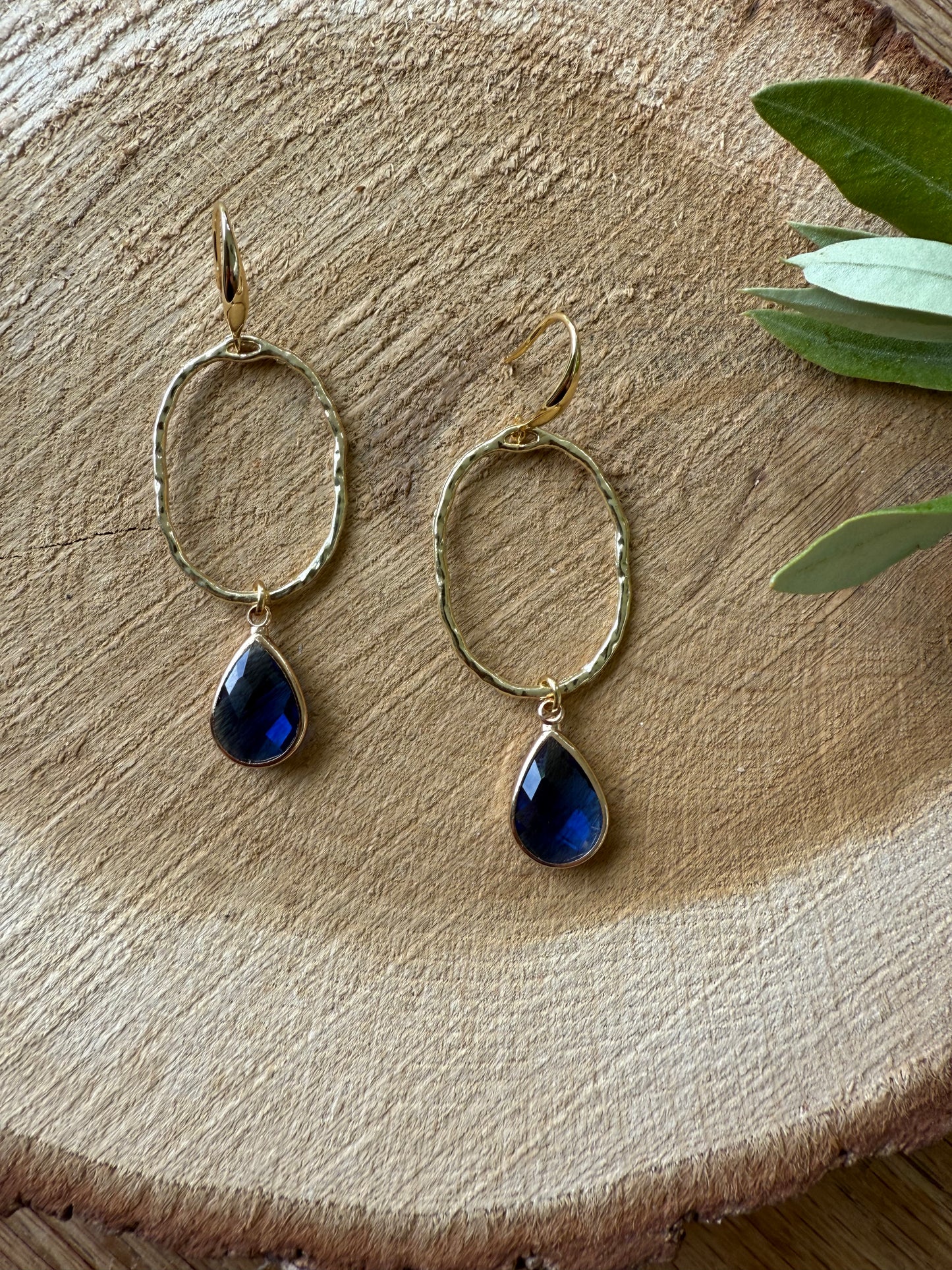 Kleine blauwe doorzichtige druppel