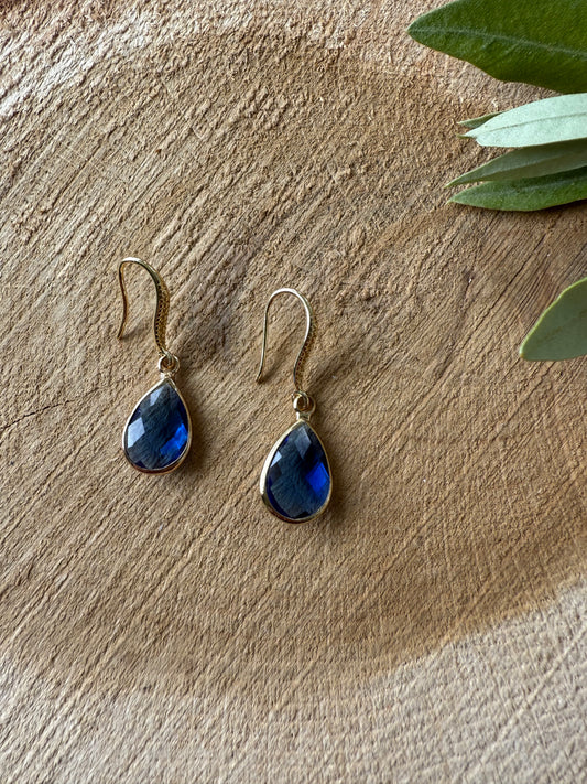 Kleine blauwe doorzichtige druppel