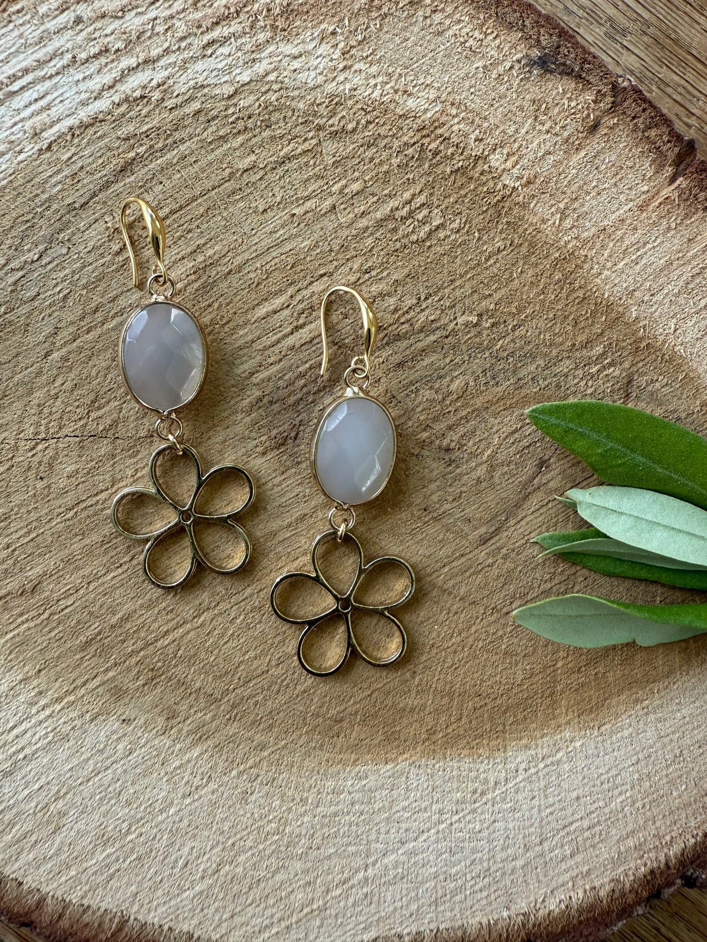 Natuursteen met bloem