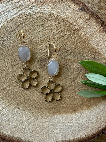 Natuursteen met bloem