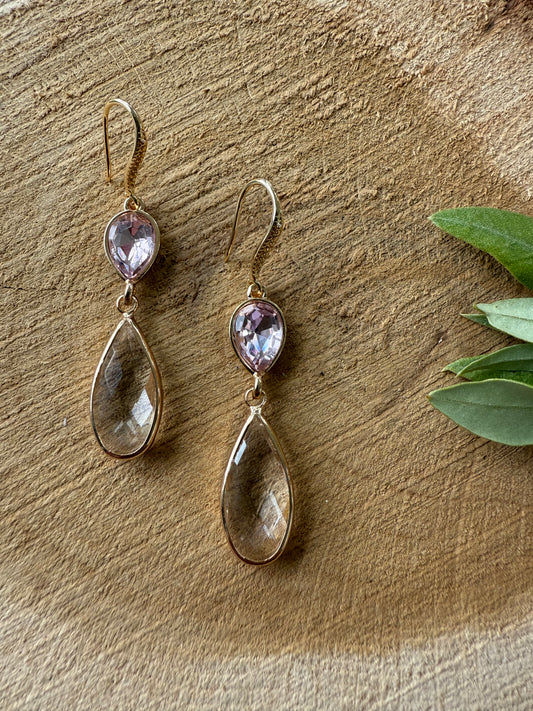 Zacht roze steen met doorzichtige steen