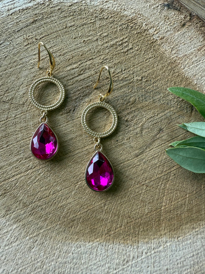 Knalroze druppel aan open connector