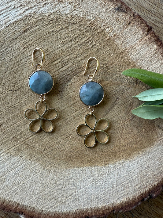 Grijze natuursteen met (open) bloem